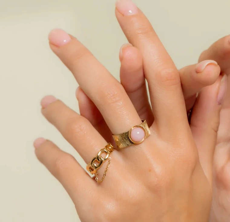 Bague dorée Pierre Rose