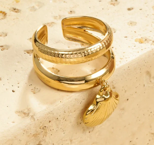 Bague dorée Breloque Coquill.