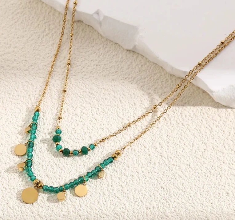 Collier doré et Cristaux Verts