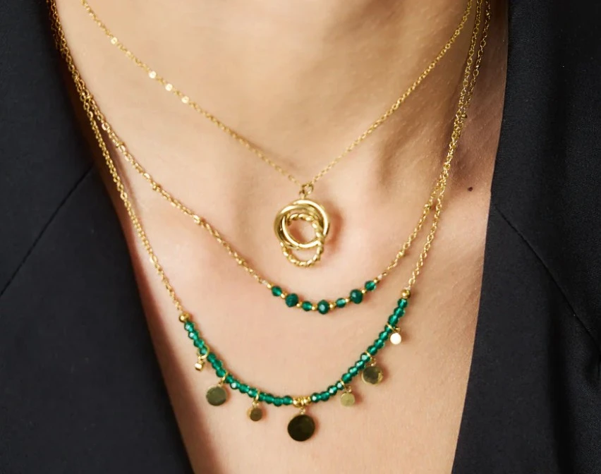 Collier doré et Cristaux Verts