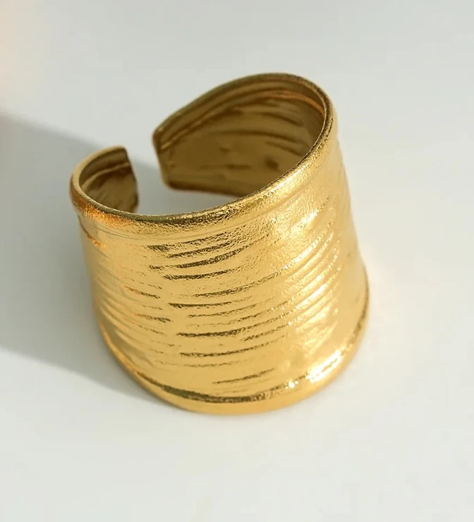 Bague large dorée rayures