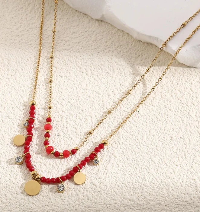 Collier doré et Cristaux Rouge